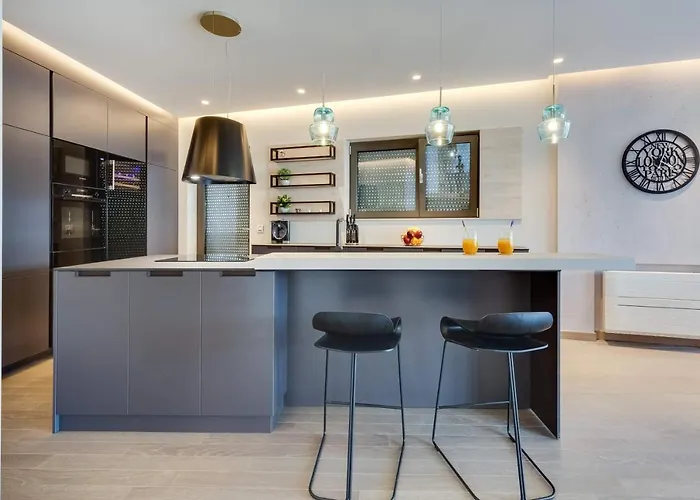 Shell Luxury Residences With Pool And Whirlpool