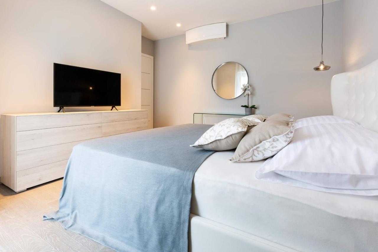 Shell Luxury Residences With Pool And Whirlpool